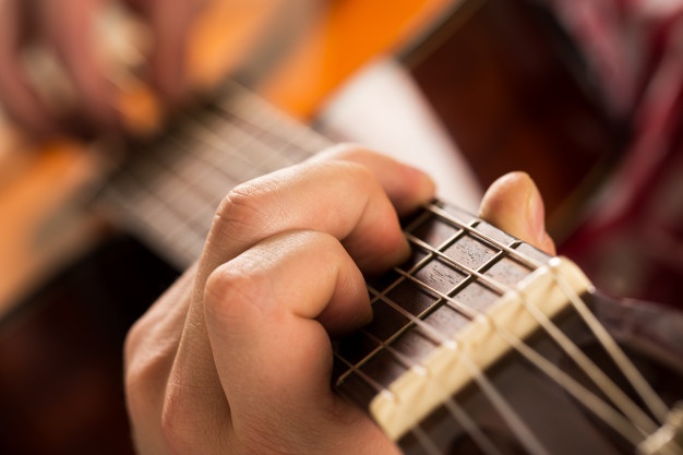 musica primer plano musico sosteniendo guitarra madera 144627 6405