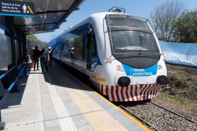 Llega el tren a la Escuela Almafuerte