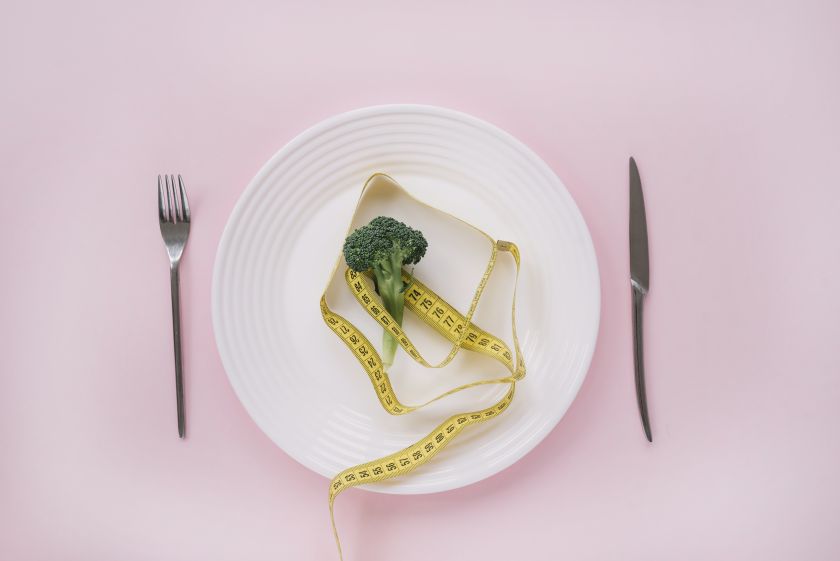 brecol y cinta de medir sobre plato