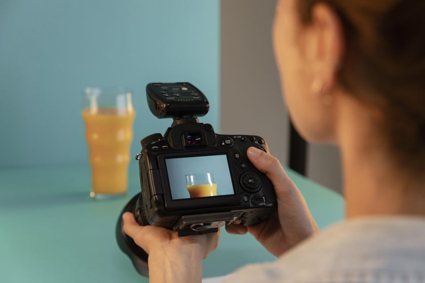 fotografo producto femenino joven estudio