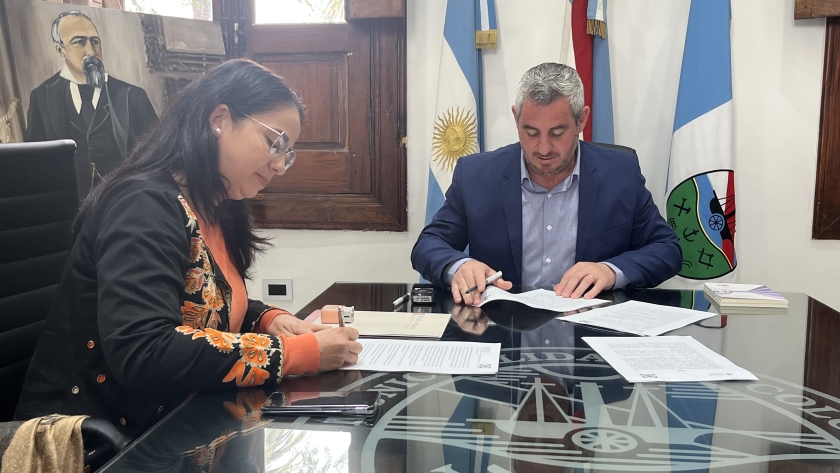 La FHAyCS y el Municipio de Colón firmaron un convenio para capacitar en el cuidado integral de personas mayores