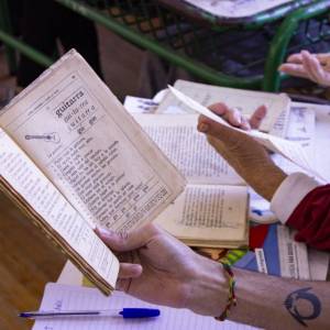 Taller: Desolemnizar un texto abrazando una pregunta
