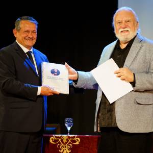 La UADER distinguió al maestro Eduardo Isaac con el título Doctor Honoris Causa