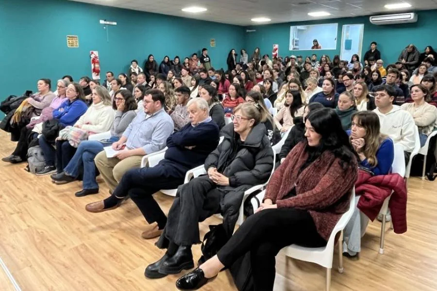 Amplia convocatoria en la presentación del libro «¿Deben estudiar las mujeres?»