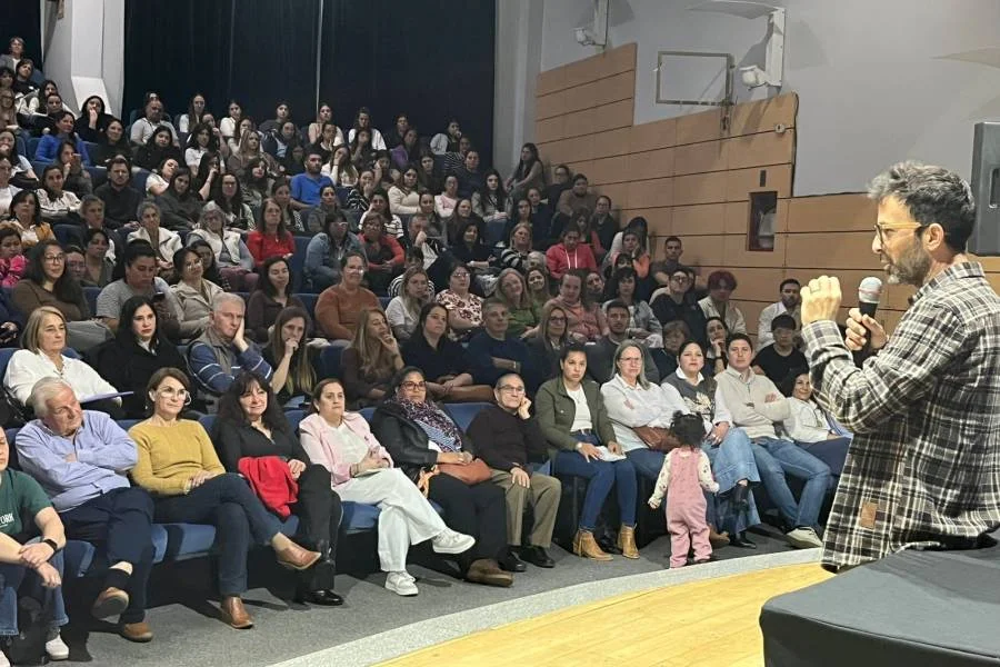 Charla de Lucas Raspall sobre Niñez, Adolescencia y Salud Mental