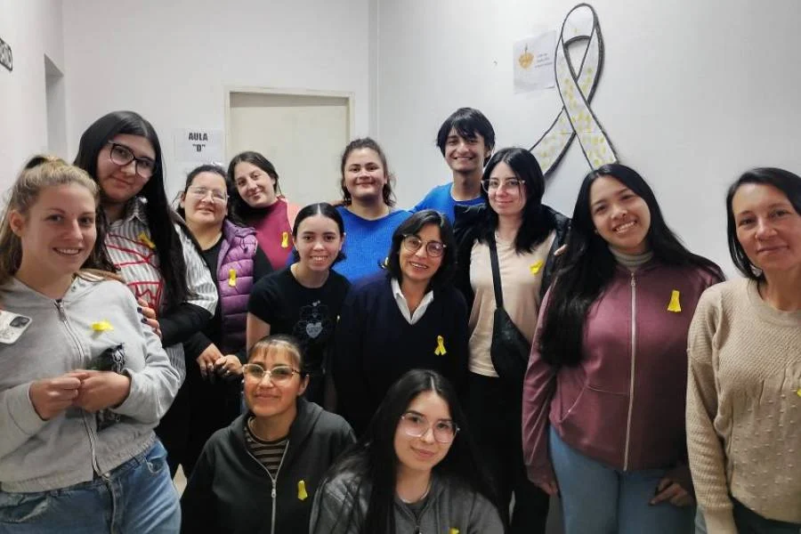 Hablar sana, escuchar salva, acompañar transforma: una huella amarilla en la Extensión Áulica Federación