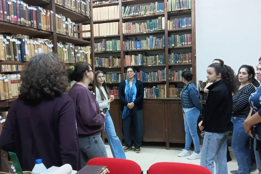 PET: Exploración de autores entrerrianos en la Biblioteca de la FHAyCS